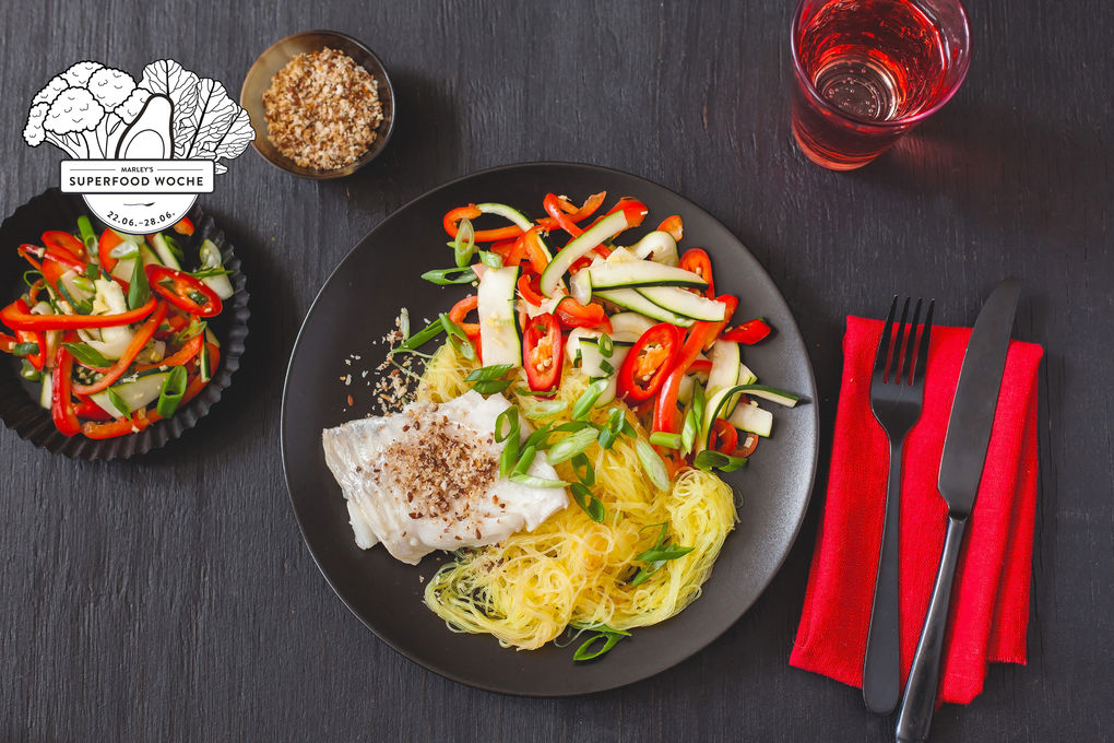 Pochierter Kokos-Kabeljau mit Kurkuma-Glasnudeln und Rohkostsalat