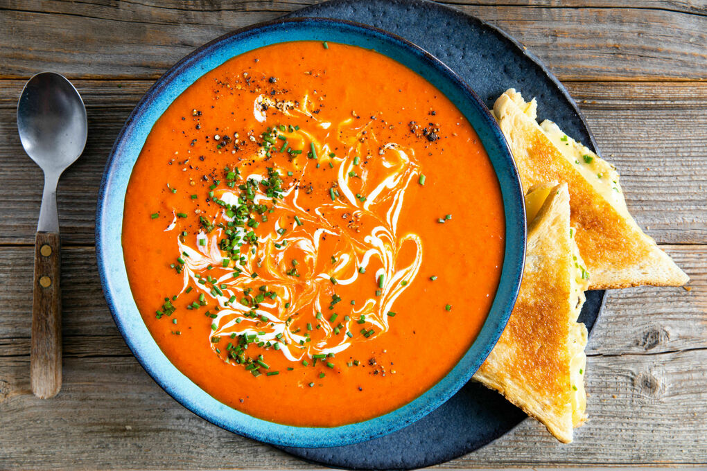 Paprika-Tomaten-Suppe mit Käsetoast mit Crème fraîche und Schnittknoblauch