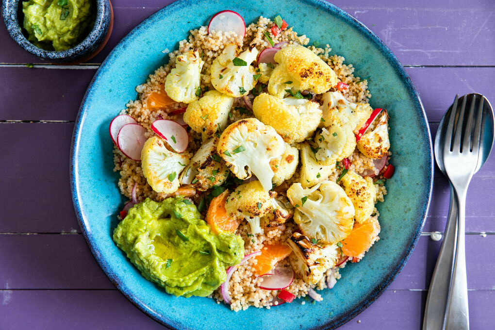 Blumenkohl und Mandarine Ceviche-Style auf Quinoa mit Guacamole