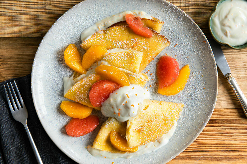 Süße Palatschinken mit Joghurt und Orangen-Grapefruit-Salat