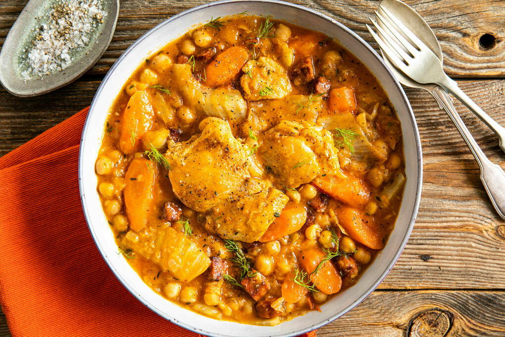 Chorizo-Gemüse-Eintopf mit Hähnchen mit Thymian und Kichererbsen