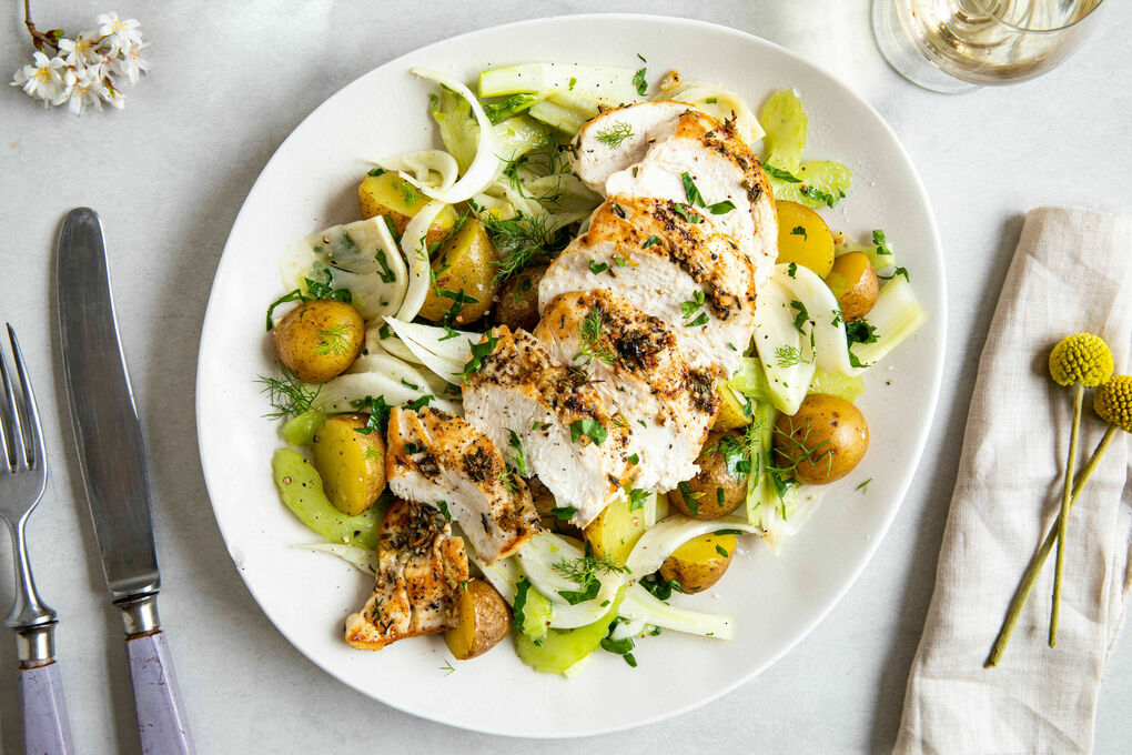 Thymian-Hähnchen aus dem Ofen mit aromatischem Kartoffel-Fenchel-Salat