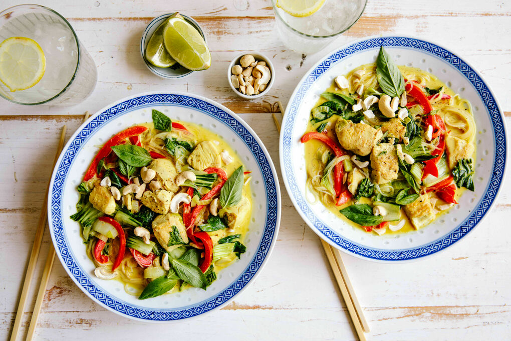 Asiatische Hähnchen-Nudelsuppe mit Curry und Pak Choi