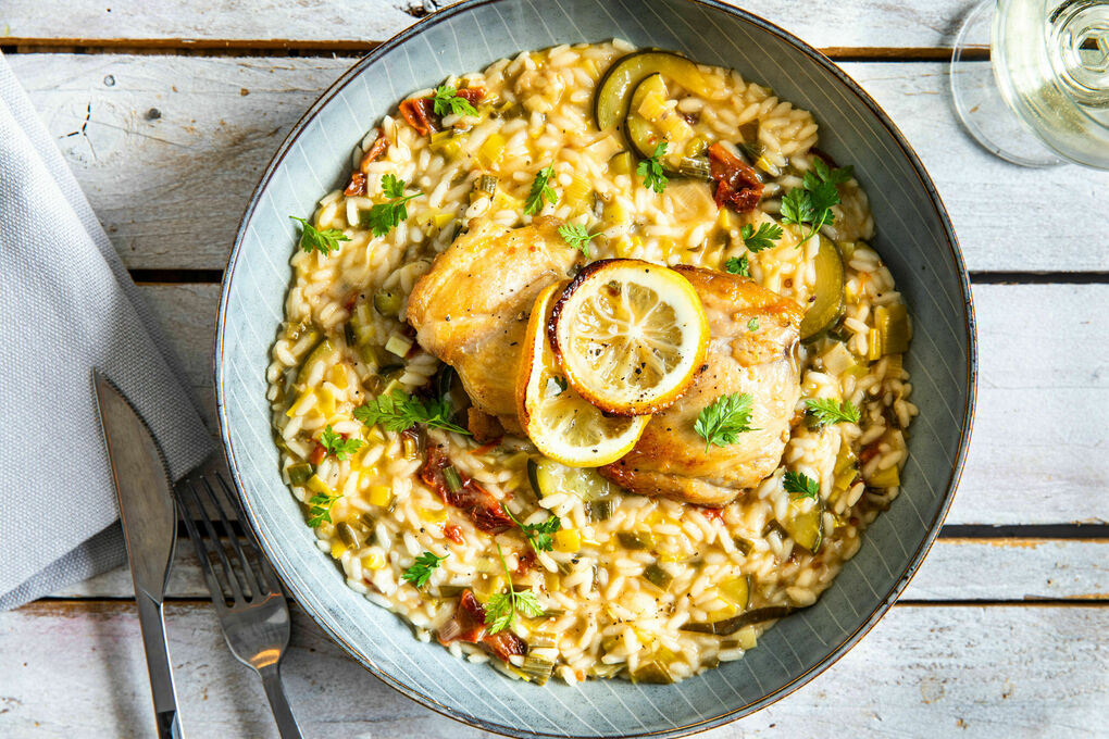 Gebackenes Hähnchen auf Risotto mit Zucchini und getrockneten Tomaten