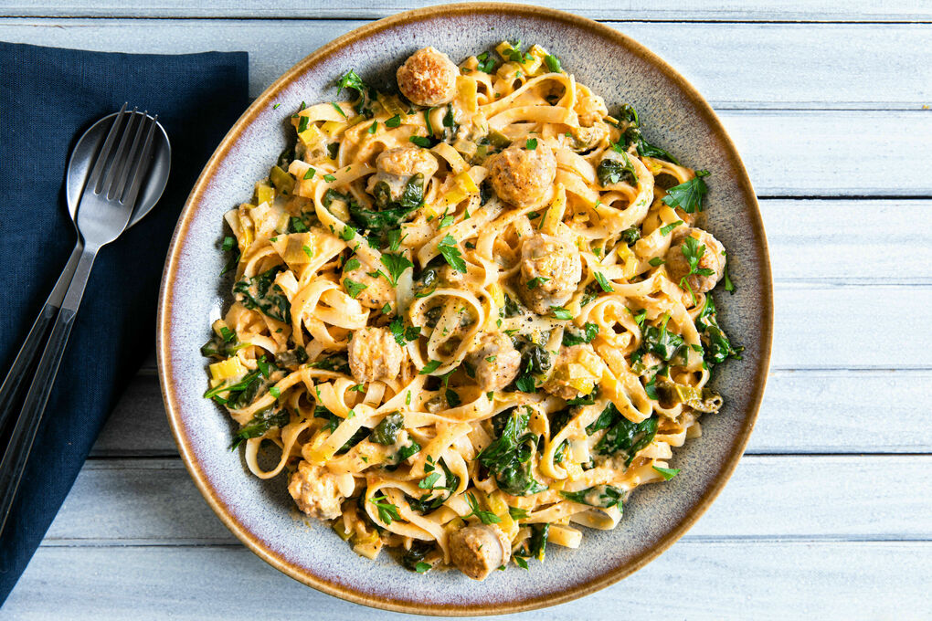 Pasta mit herzhafter Rindswurst in cremiger Sauce mit Tomaten und Spinat