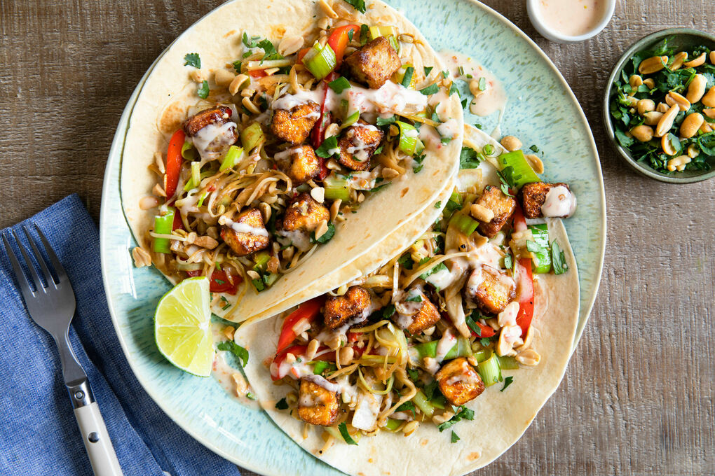 Tofu-Tacos mit gebratenem Asia-Gemüse und veganer Sweet-Chili-Mayonnaise