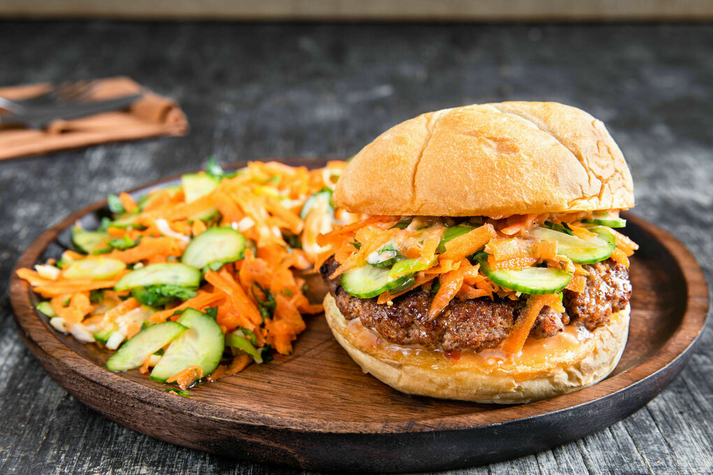 Thai-Burger mit Sweet-Chili-Dip und knackigem Karotten-Gurken-Salat