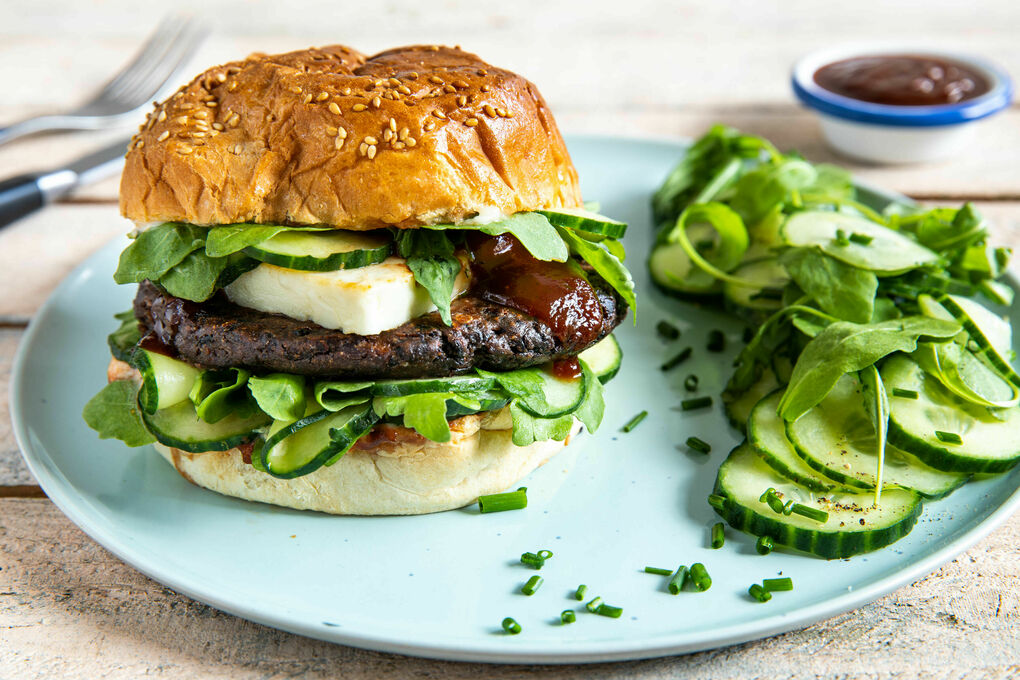 Veggie-Burger mit Bohnen und Feta mit süßem Zwiebeldip und Salat