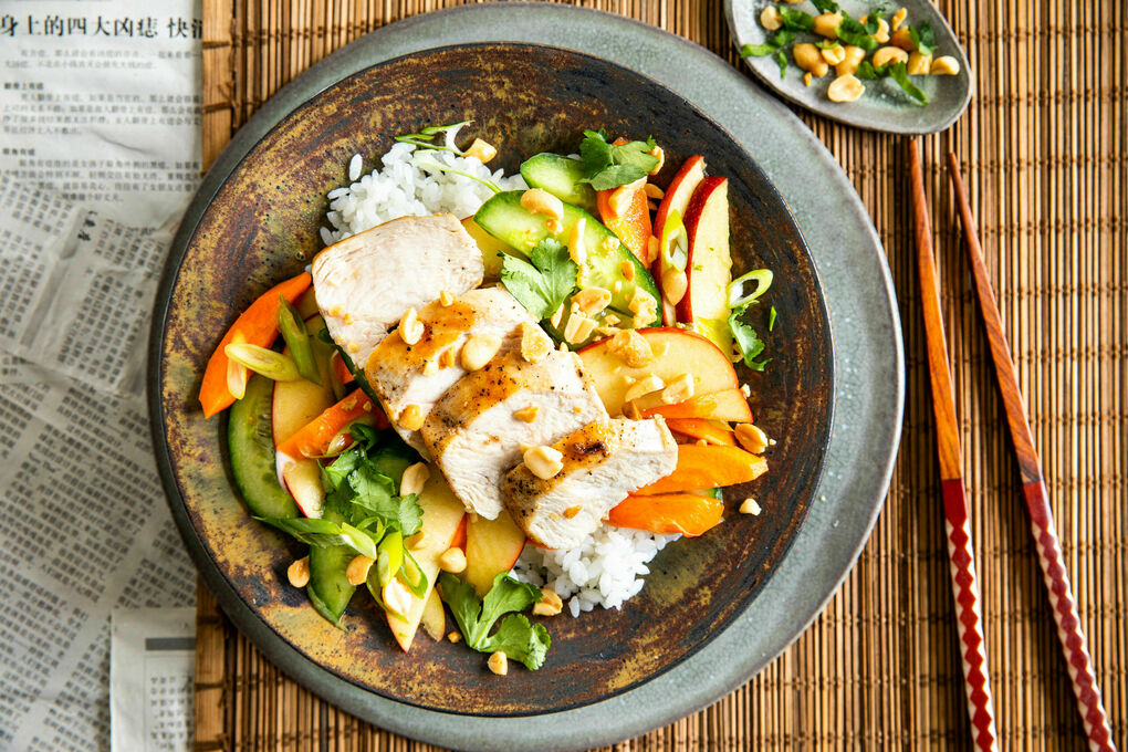Thai-Hähnchensalat mit Apfel auf Sushireis