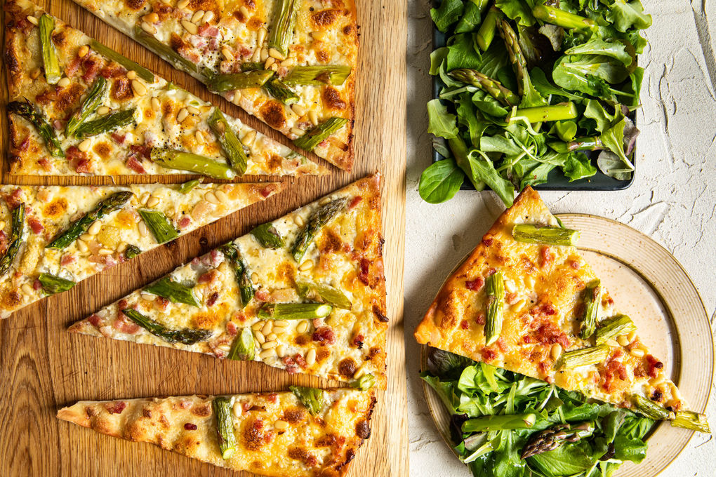 Flammkuchen mit Spargel und Speck mit Crème fraîche und Pinienkernen