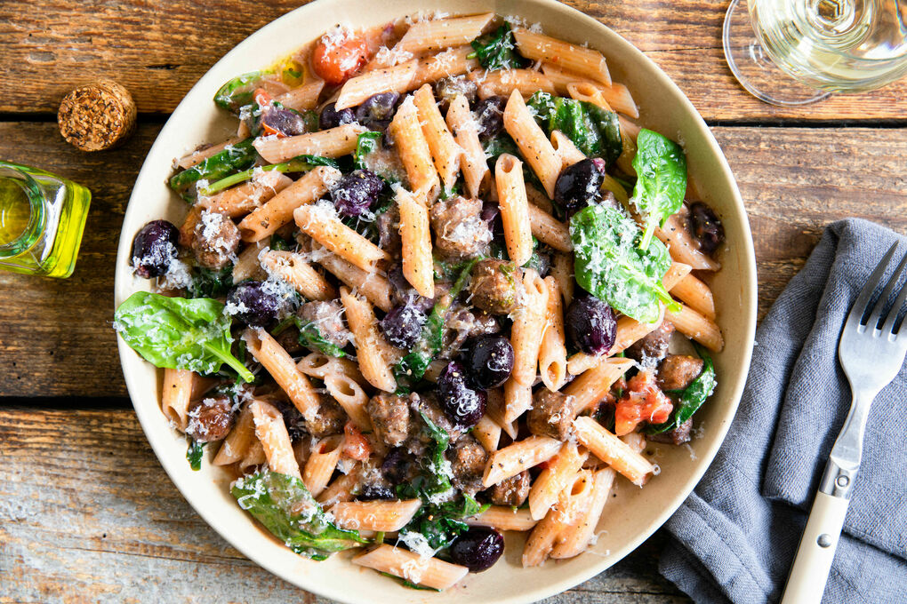 Pasta mit Merguez und Weintrauben würzig-fein mit Käse und Spinat