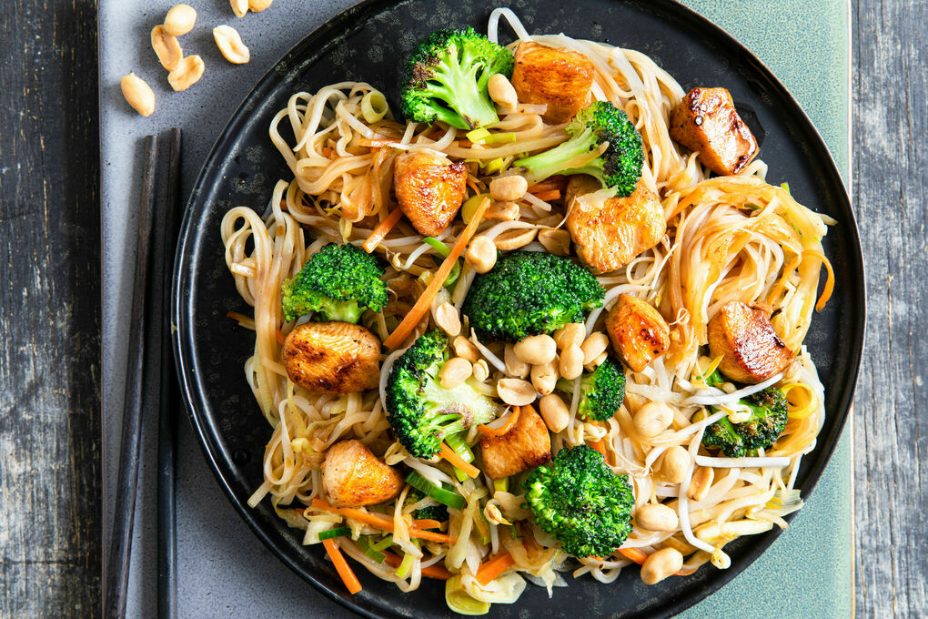 Reisnudelpfanne mit gebratenem Huhn und asiatischem Gemüsemix