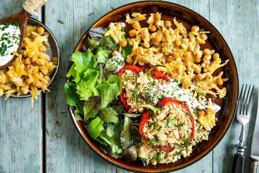 Gefüllte Paprika mit Couscous & Joghurt dazu geröstete Kichererbsen und Salat