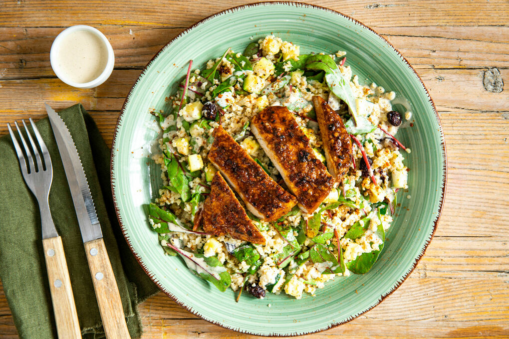 Schweinesteak mit Harissa gewürzt an Mangold-Dattel-Bulgur mit Tahini