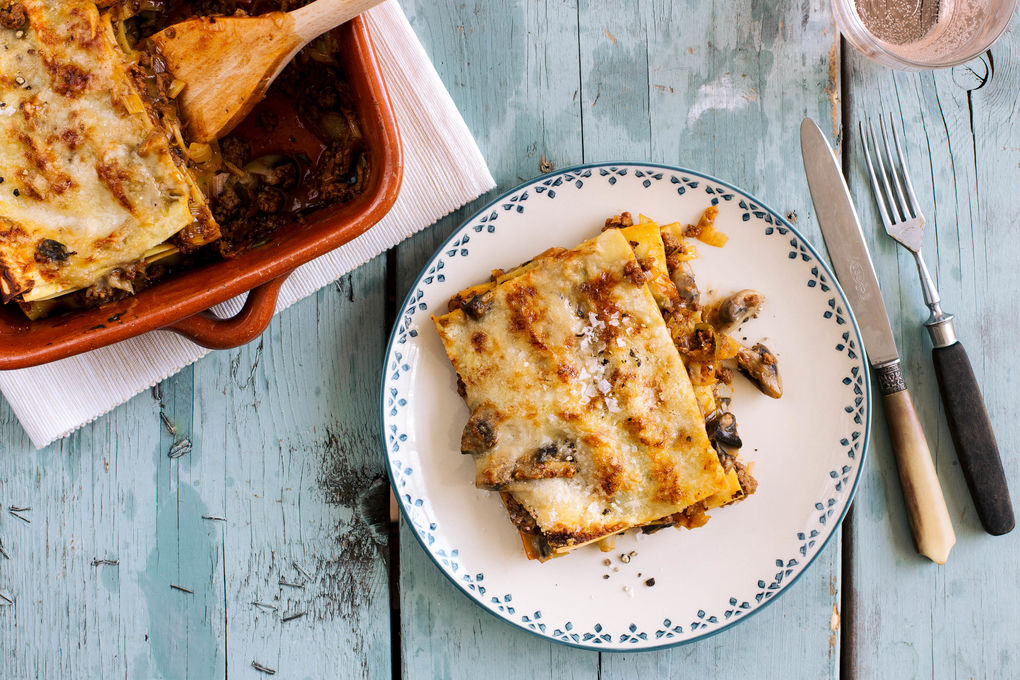Überbackene Hackfleisch-Pilz-Lasagne mit Lauch und Béchamelsauce