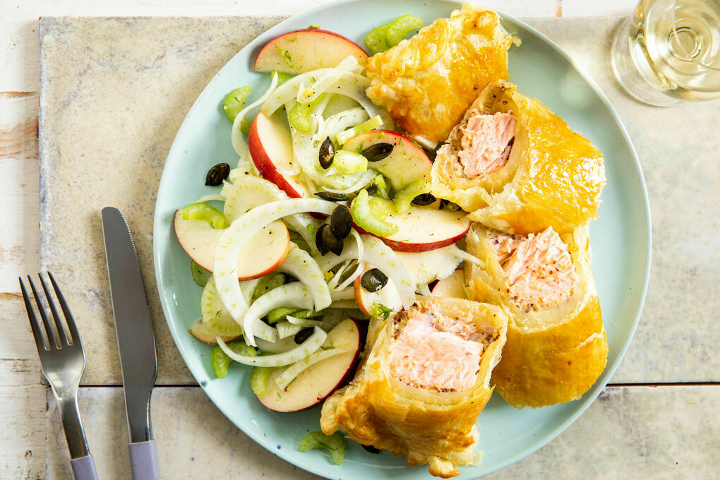Lachspäckchen mit Käse und Senf dazu fruchtiger Fenchelsalat mit Kürbiskernen