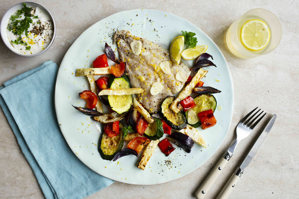 Gedämpfter Zitrus-Seelachs mit mediterranem Gemüse und Joghurtdip