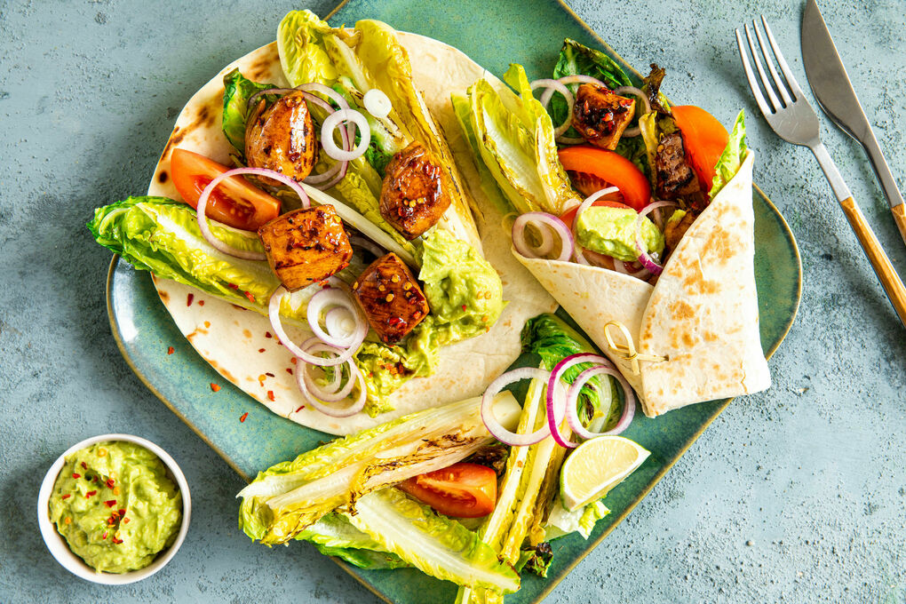 Schnelle Hähnchen-Wraps mit gegrilltem Salat und Guacamole