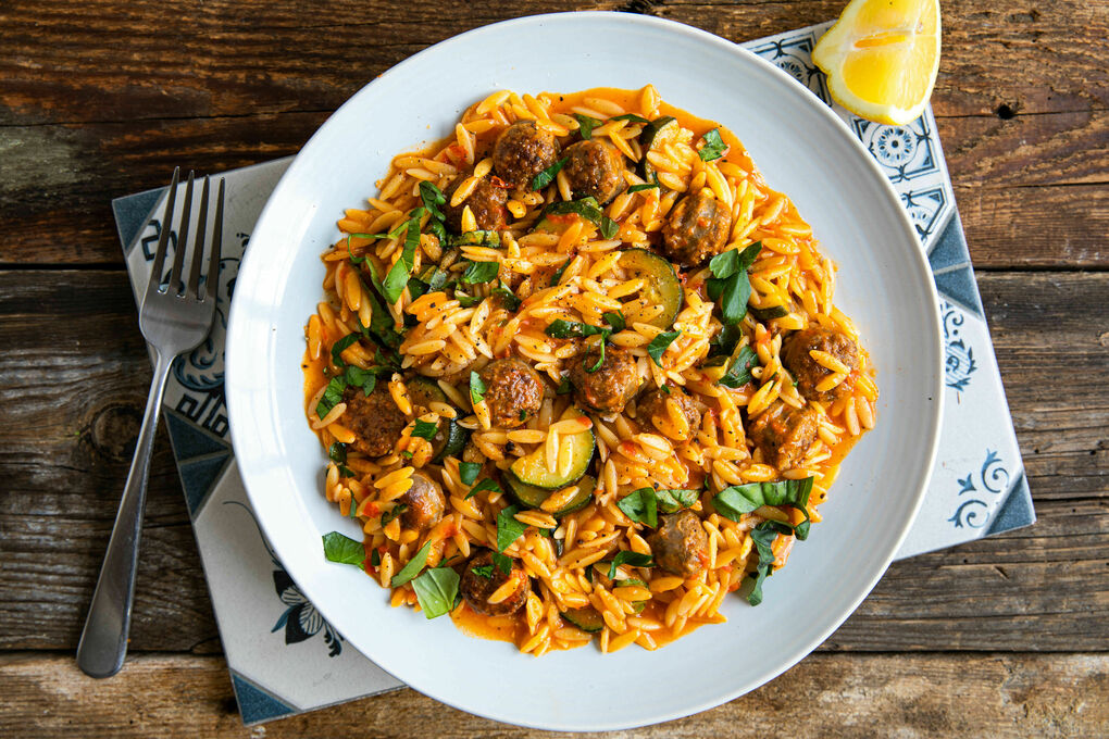 Risoni mit Rindswurst und Zucchini in Paprikasauce mit frischen Kräutern