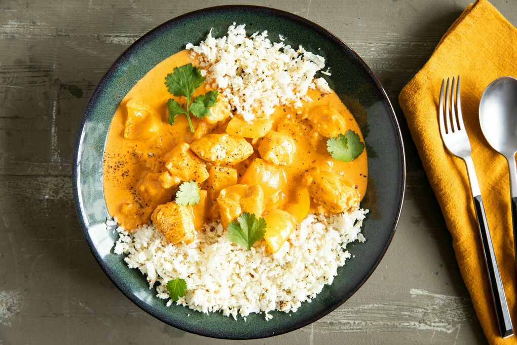 Indisches Butter Chicken auf Blumenkohlreis mit Koriander