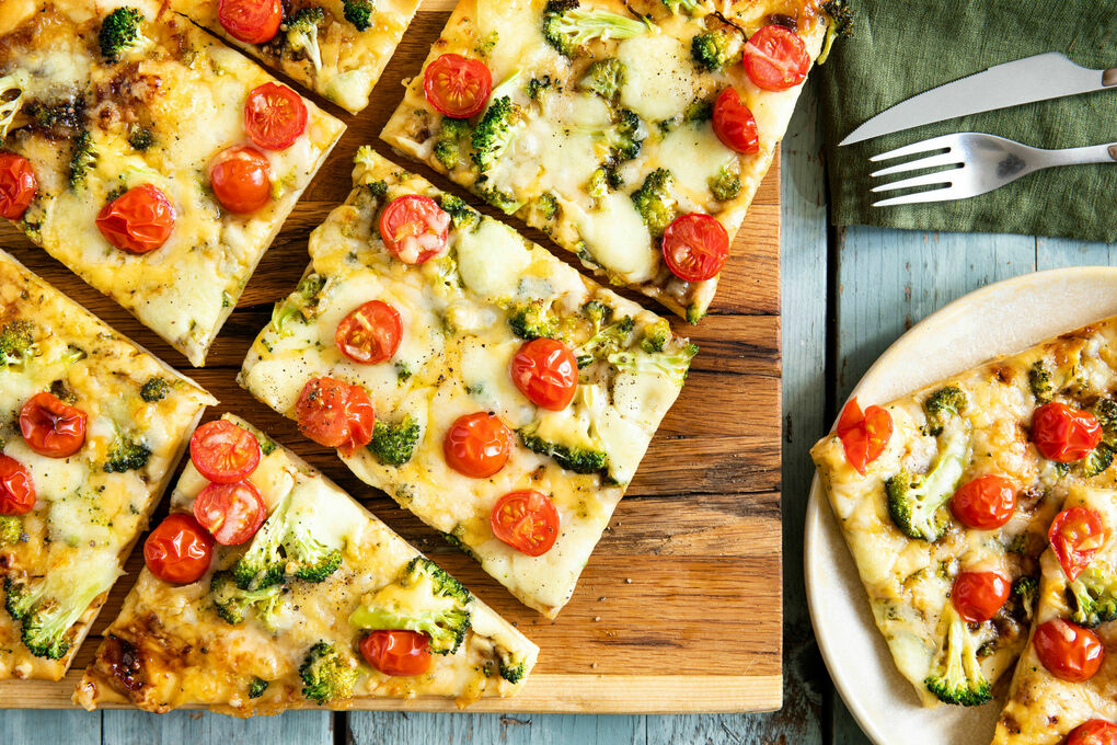 Drei-Käse-Pizza mit Brokkoli würzig-süß mit Zwiebelmarmelade