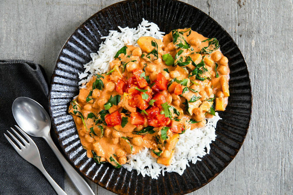 Kichererbsencurry mit Zucchini & Spinat dazu Sambal-Tomaten, Koriander und Reis