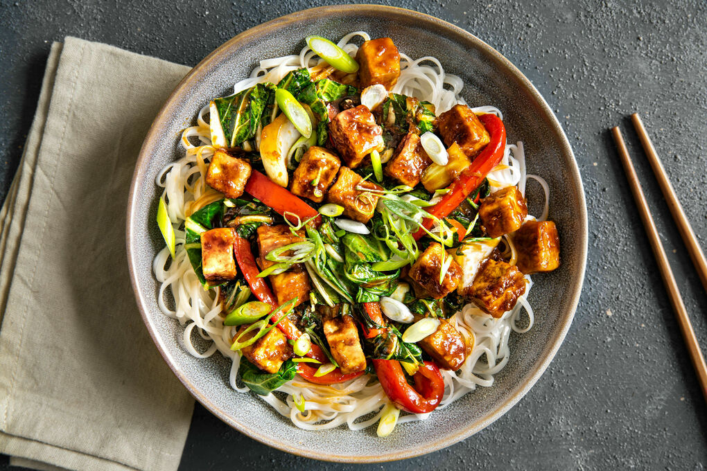 Koreanische Tofu-Bowl vegan mit Reisnudeln und Pak Choi