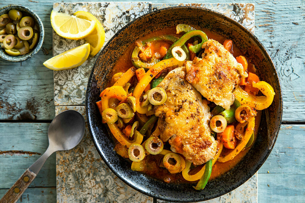 Aromatische Hähnchen-Tajine mit Oliven Low Carb mit Paprika, Karotte und Zitrone