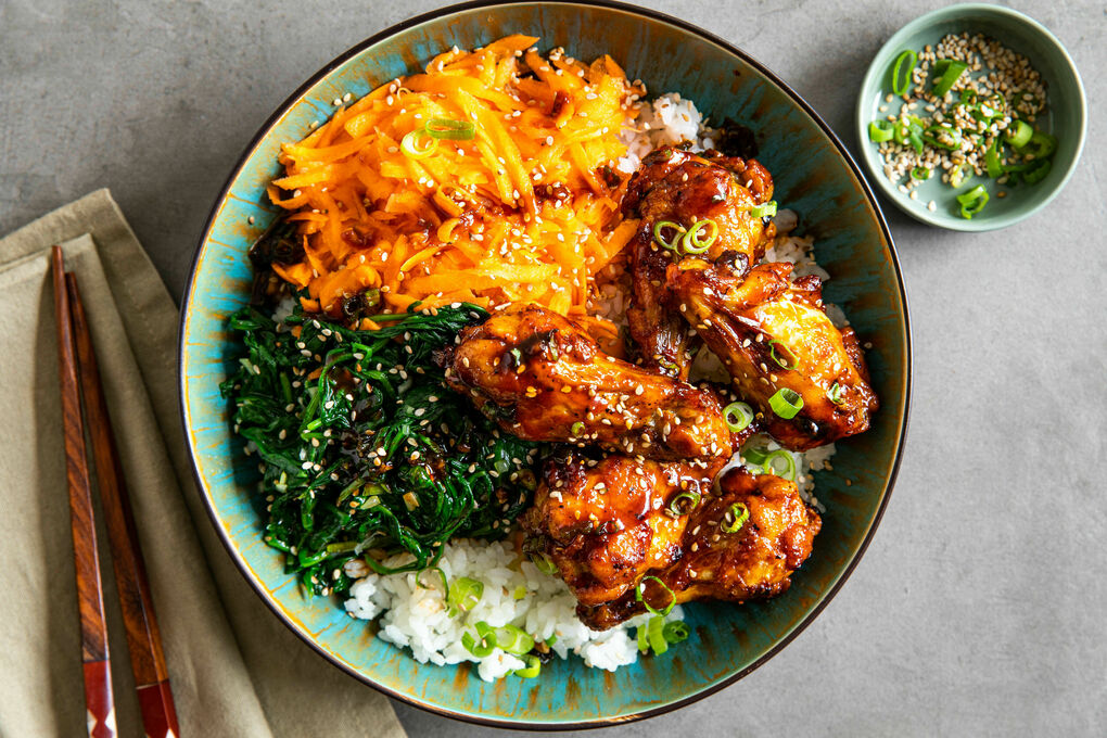 Chicken Wings koreanische Art mit Sesam-Spinat und Sushireis