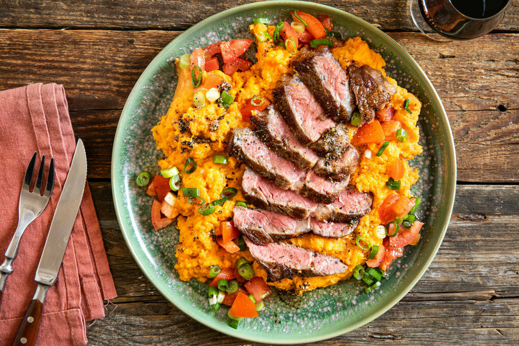 Zartes Rindersteak auf Süßkartoffelpüree mit fruchtig-würziger Tomatensalsa