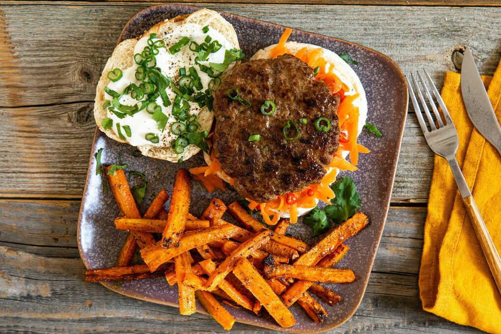Tandoori-Burger mit Korianderjoghurt dazu gebackene Curry-Karotten