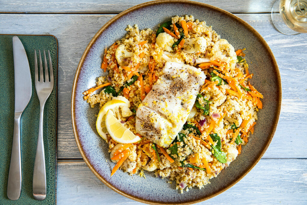 Seehechtfilet auf fruchtig-feinem Bulgur mit getrockneten Aprikosen und Spinat