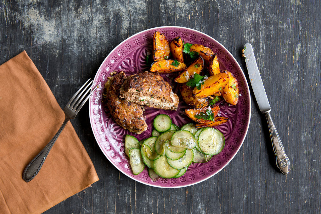 Bifteki mit Fetafüllung dazu Ofenkartoffeln und Gurkensalat