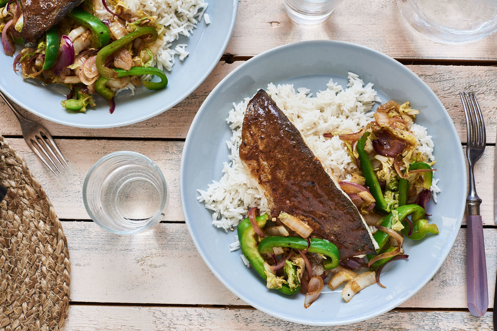 Gebratenes Forellenfilet mit Black-Bean-Sauce und Gemüse-Reis
