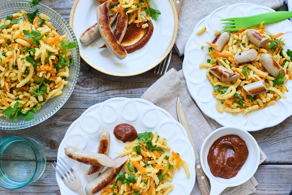 Rostbratwürstchen mit Ketchup und buntem Spätzle-Salat