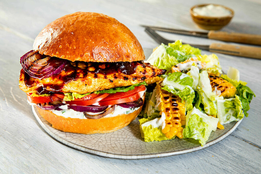 Hähnchenburger mit Schnittlauchcreme dazu Salat mit gegrilltem Mais