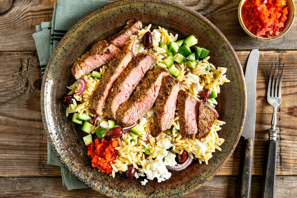 Rindersteak mit Risoni-Feta-Salat und würziger Paprika-Zwiebel-Salsa