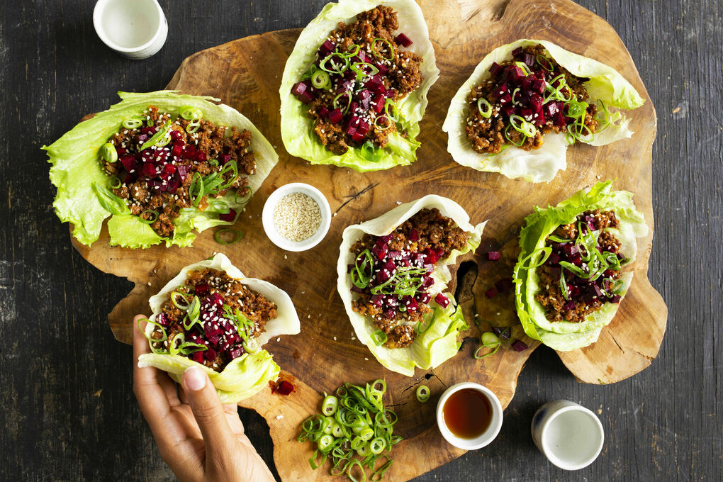 Koreanisches Rindergehacktes Low Carb im Salatblatt mit Roter Bete