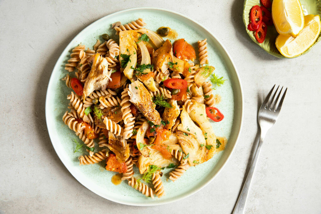 Räuchermakrele mit Vollkornpasta und würziger Tomaten-Fenchel-Sauce