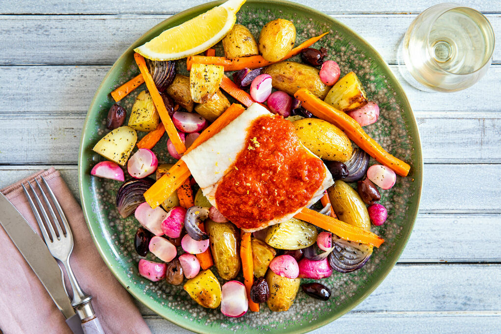 Seehecht mit Harissa und Zitrone dazu gebackenes Kartoffel-Radieschen-Gemüse