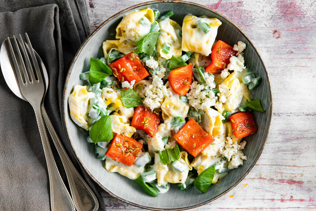 Tortelloni mit Feta und breiten Bohnen in cremiger Joghurt-Basilikum-Sauce