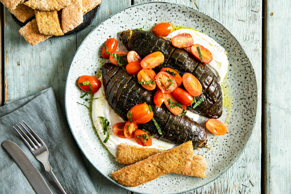 Gebackene Aubergine Hasselback-Style mit cremigem Joghurt, Tomaten und Pitabrot