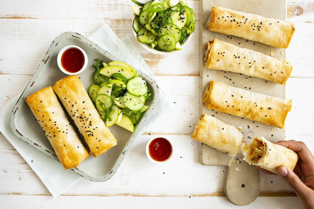 Frühlingsrollen mit Sweet-Chili-Sauce dazu Feldsalat mit Apfel und Gurke
