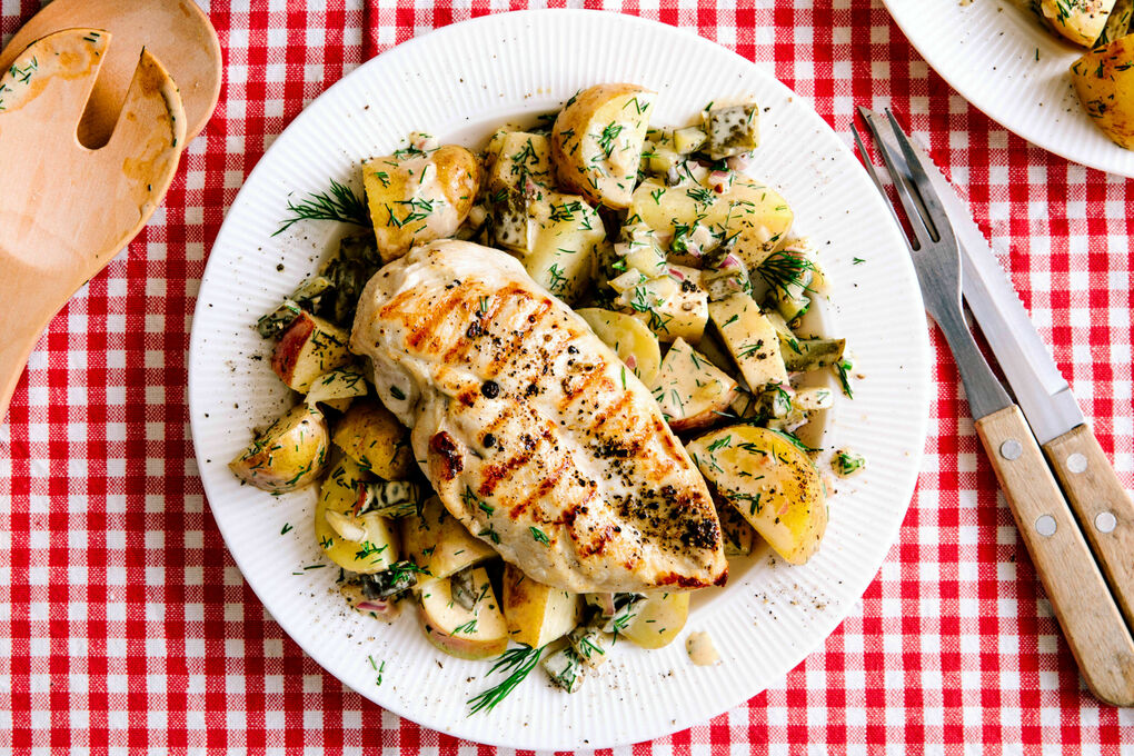 Krosses BBQ-Hähnchen mit fruchtigem Kartoffel-Dill-Salat