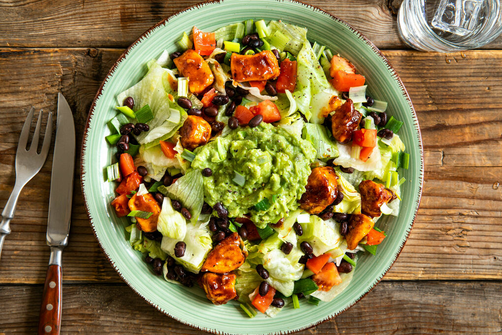 BBQ-Hähnchensalat mit schwarzen Bohnen und Guacamole