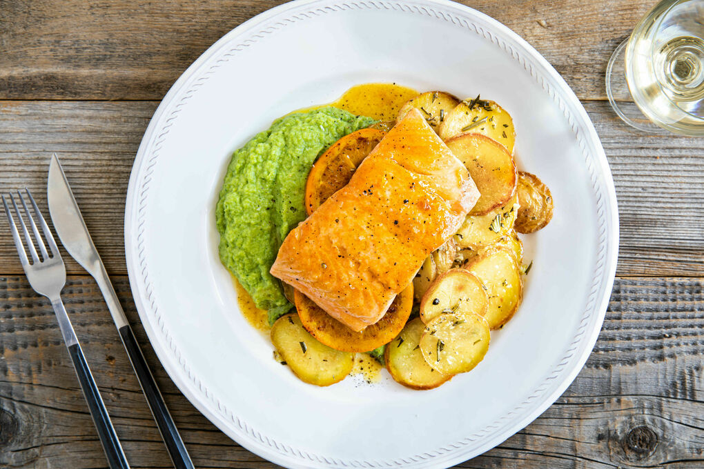 Lachs mit Orangensauce & Brokkolipüree dazu knusprige Rosmarin-Knoblauch-Kartoffeln