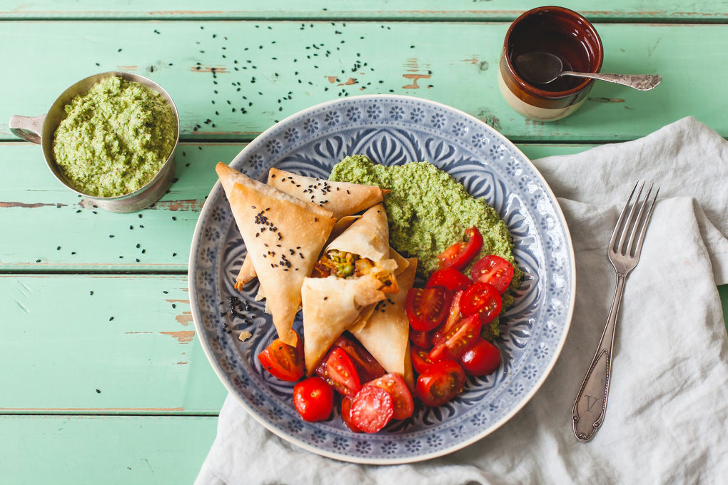 Indische Samosas mit Kokos-Chutney und Tomatensalat