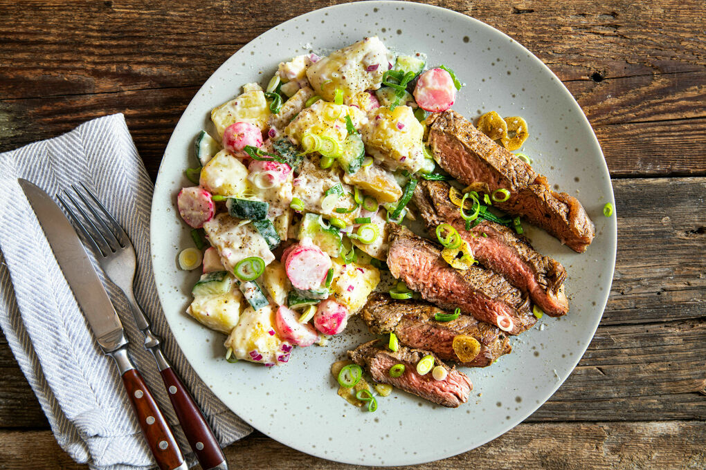 Zarte Steakstreifen mit Knoblauch dazu Kartoffelsalat mit gegrillten Radieschen
