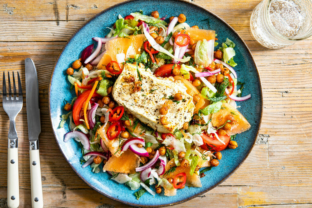 Feta auf Tomaten-Melonen-Salat mit Kichererbsen und eingelegten Zwiebeln