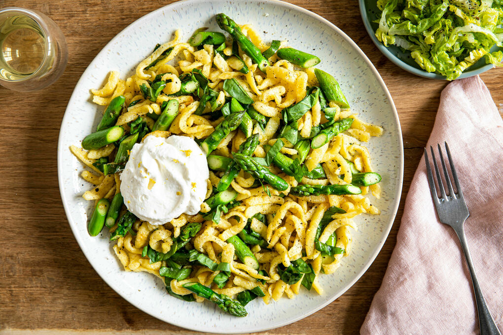 Spätzle mit Sauerampfer und Spargel dazu Zitronen-Schlagsahne und Salat